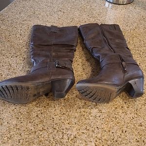 Women's brown boots. Lined with fur.